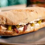De atún con anchoas, guindillas, cebolla y mayonesa