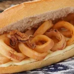 De calamares frescos fritos a la andaluza con salsa brava