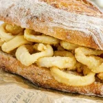 De calamares frescos fritos con mayonesa