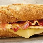 De pechuga, bacon, queso y alioli