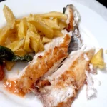 Lubina a la brasa con refrito de ajo, jamón y guindillas