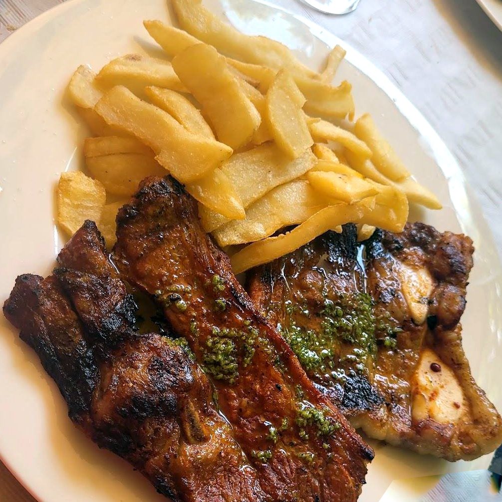 Secreto de cerdo ibérico a la brasa con patatas fritas caseras y salsa de pimiento verde