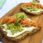 Tostada de crema de aguacate, huevo duro y salmón ahumado